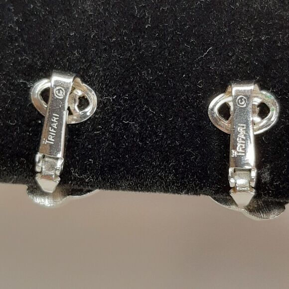 CROWN TRIFARI Vtg Clip-On Earrings Silver-Tone Swirl asymmetrical - Picture 2 of 9